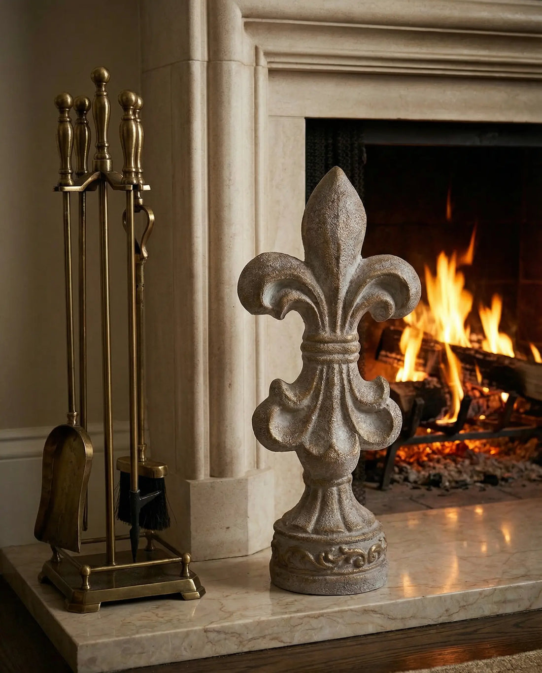 Fleuria Royale Wappenlilien-Skulptur (55 cm) – Handgefertigte dekorative Statue aus Nerz und Gold