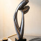 Skulptur „Küssendes Paar“ (46 cm) – Handgefertigte Designer-Dekoration aus silberfarbenem Polyester